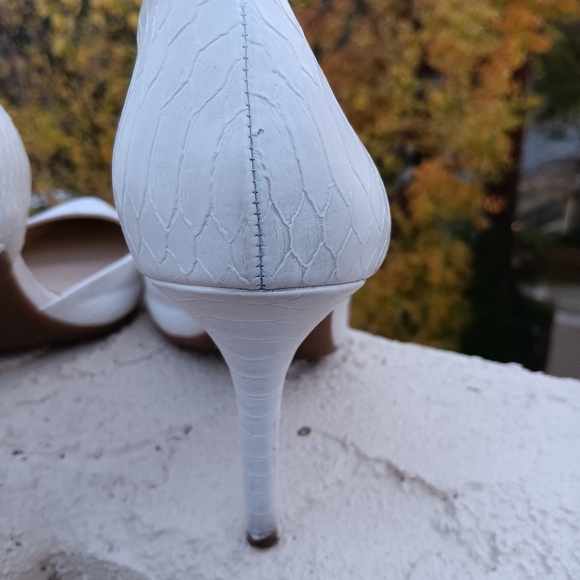 JESSICA SIMPSON IVORY SNAKE EMBOSSED POINTED TOE HEELS - Picture 8 of 11